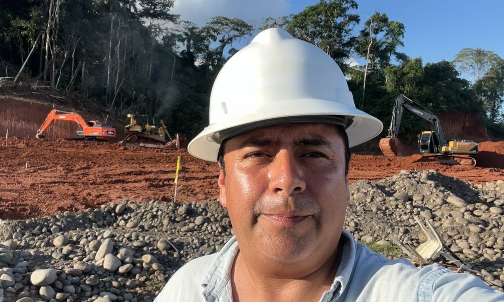 Fernando Sagnay, Fundador y Gerente General de SAGNAYOIL S.A., en una obra de construcción en la Amazonía ecuatoriana
