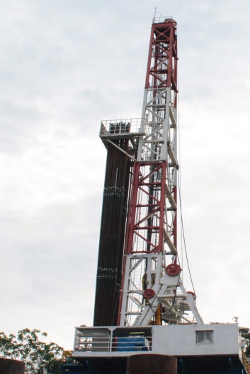 Torre de perforación en una plataforma petrolera de la Amazonía ecuatoriana